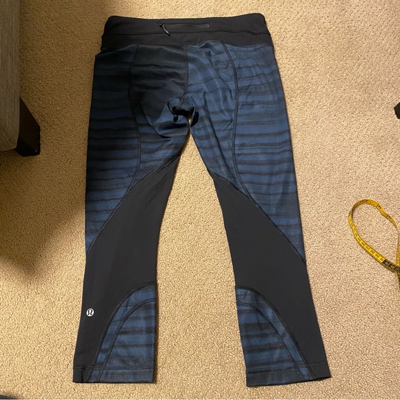 Lululemon Run Inspire Crop II *Full-On Luxtreme (Mesh) - Picture 9 of 13